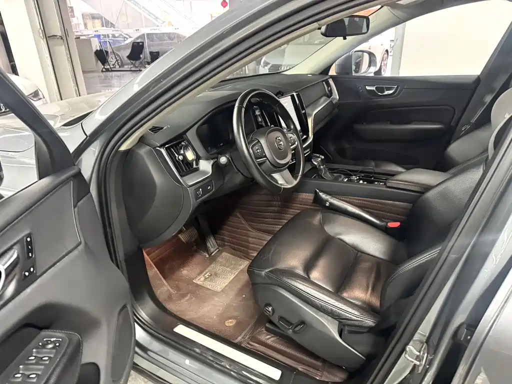Volvo XC60 T5 4 WD Smart Ease CN-VI