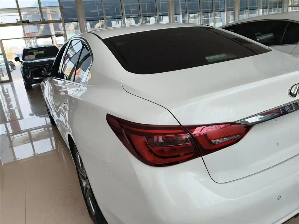 Infiniti Q50 L 2.0 T Comfort CN-VI