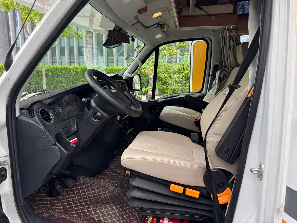 IVECO Daily 依维柯欧胜隆翠6号双拓展房车 2025款 3.0 L 自动