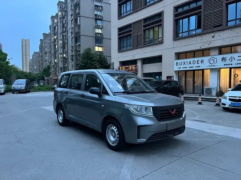 Wuling Hongguang PLUS 1.5 L Manual Standard 5-seat