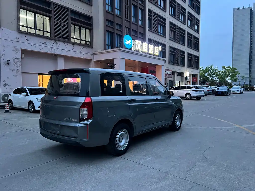 Wuling Hongguang PLUS 1.5 L Manual Standard 5-seat