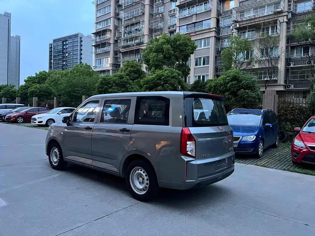 Wuling Hongguang PLUS 1.5 L Manual Standard 5-seat