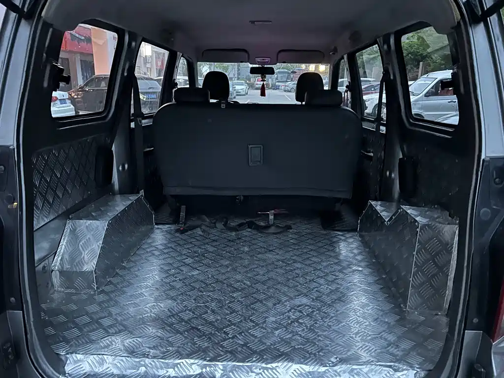 Wuling Hongguang PLUS 1.5 L Manual Standard 5-seat