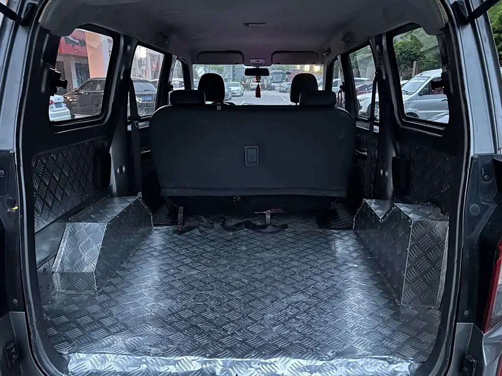 Wuling Hongguang PLUS 1.5 L Manual Standard 5-seat