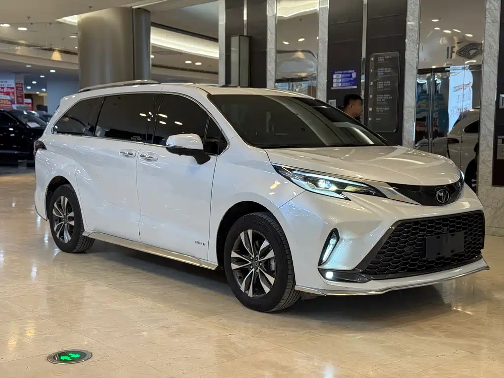 Granvia 2.5 L Hybrid Distinguished PLUS 4 WD