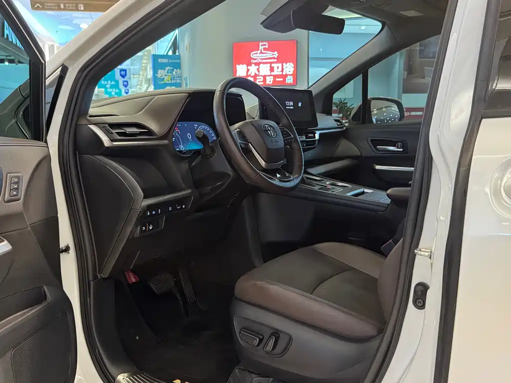 Granvia 2.5 L Hybrid Distinguished PLUS 4 WD