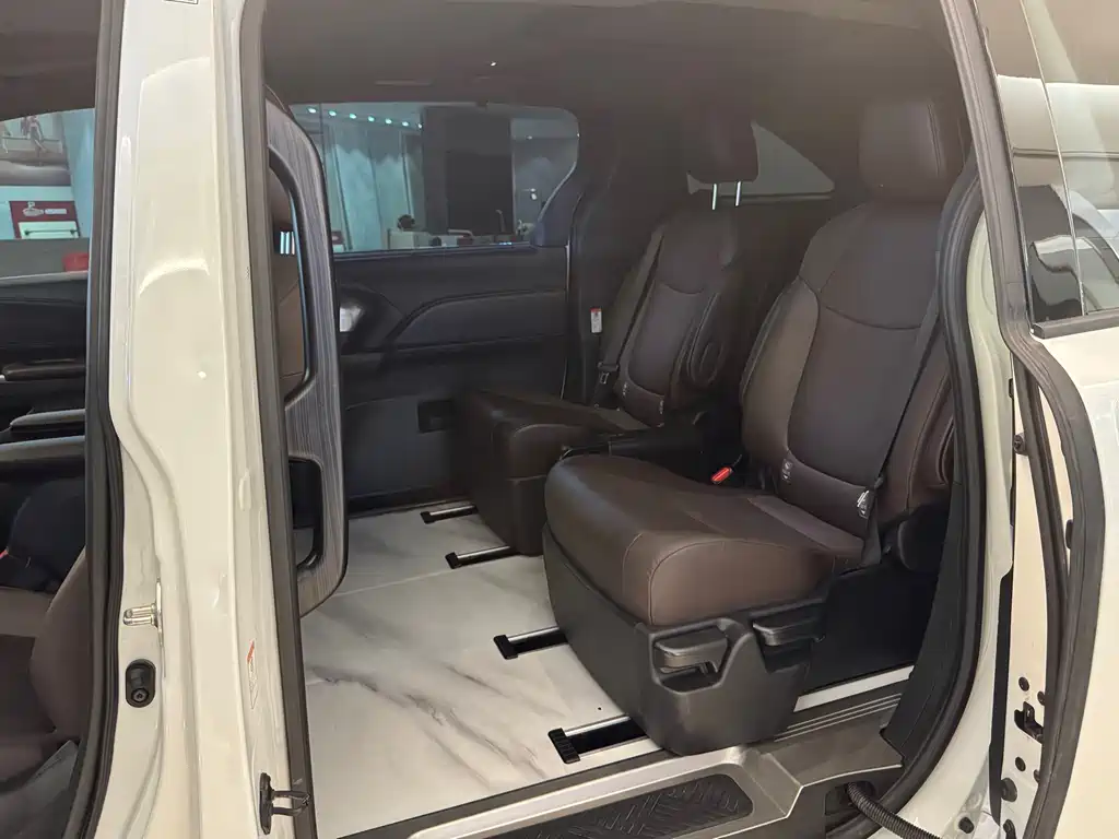 Granvia 2.5 L Hybrid Distinguished PLUS 4 WD