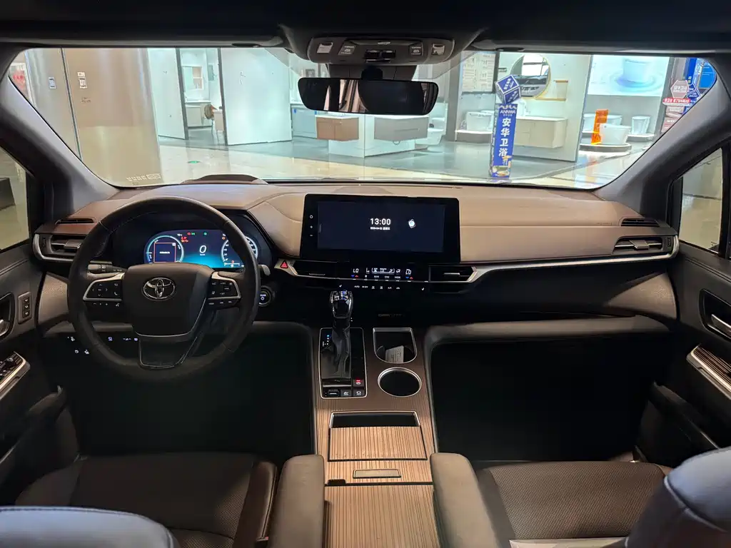Granvia 2.5 L Hybrid Distinguished PLUS 4 WD