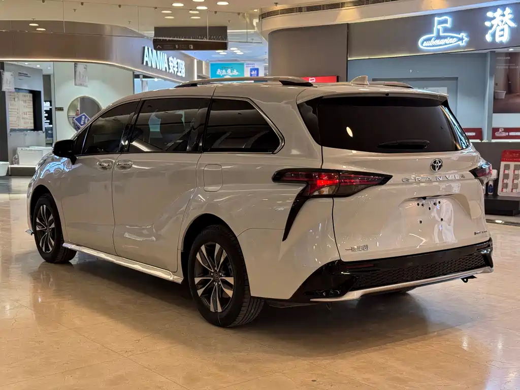 Granvia 2.5 L Hybrid Distinguished PLUS 4 WD