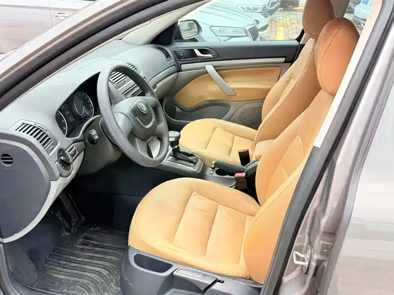 Octavia 1.6 L Auto Yijie
