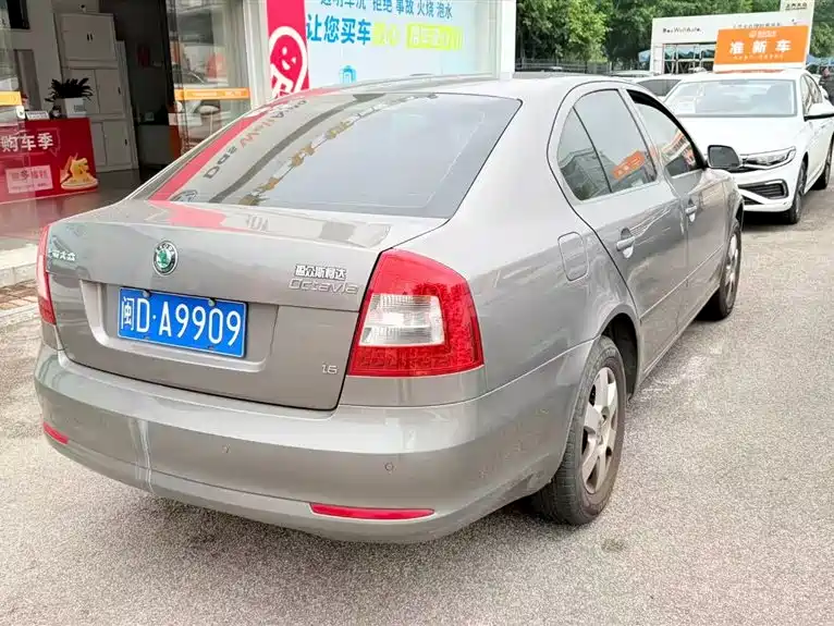 Octavia 1.6 L Auto Yijie