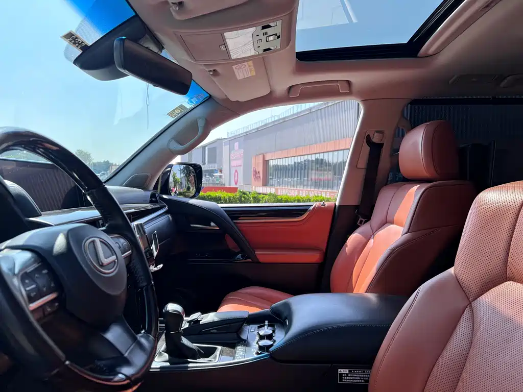 Lexus LX 570 Distinguished Luxury