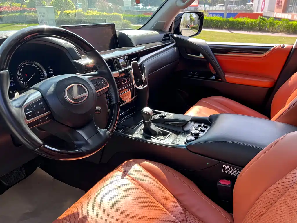 Lexus LX 570 Distinguished Luxury