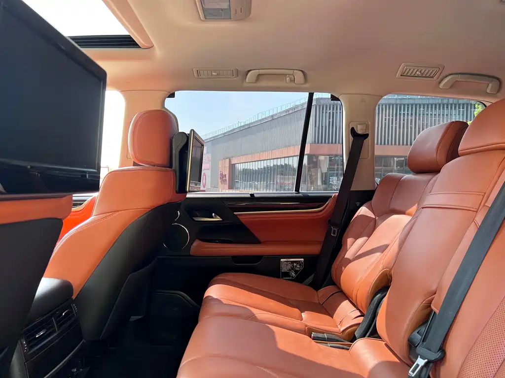 Lexus LX 570 Distinguished Luxury