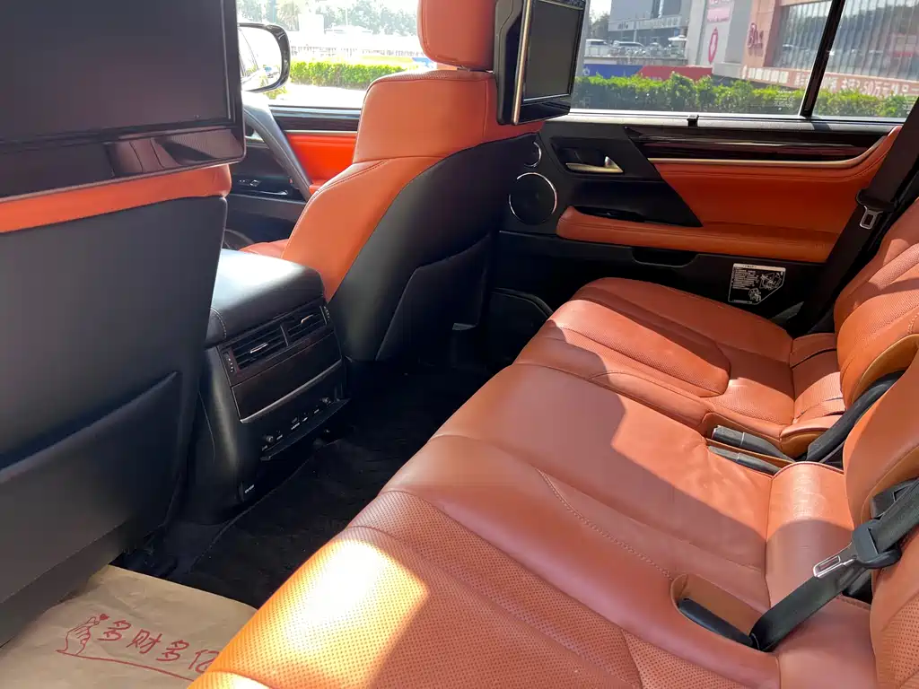 Lexus LX 570 Distinguished Luxury
