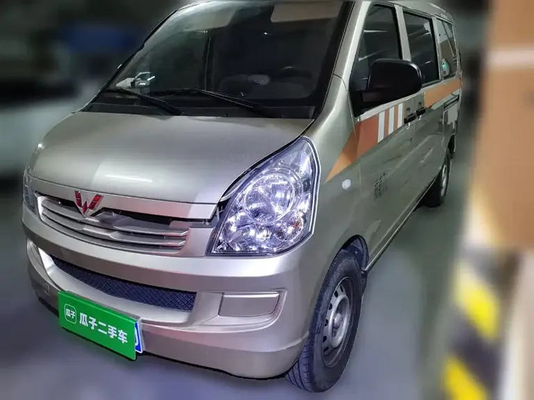 Wuling Rongguang S 五菱荣光S 2021款 1.2 L基本型7座LSI