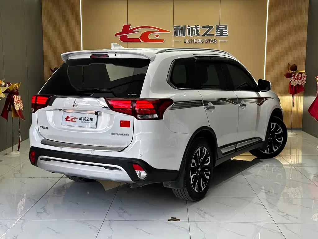 Outlander 2.4 L 4 WD Enjoyment 5-seat CN-VI