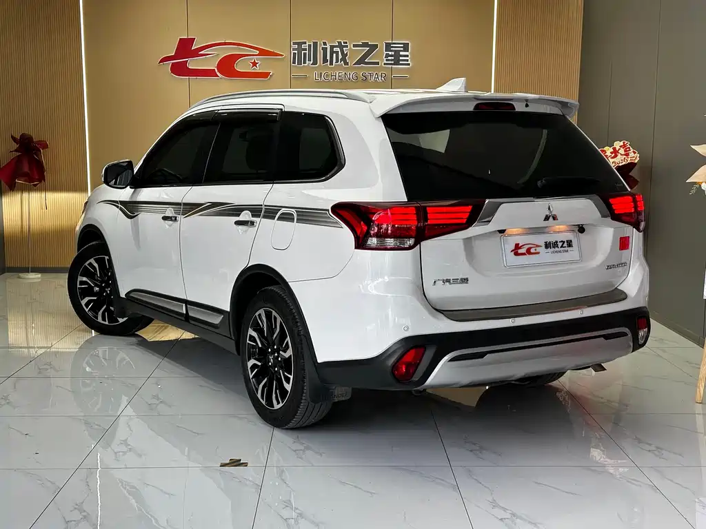 Outlander 2.4 L 4 WD Enjoyment 5-seat CN-VI
