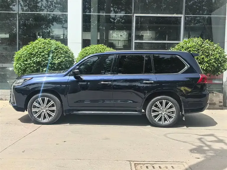 Lexus LX 570 Distinguished Luxury