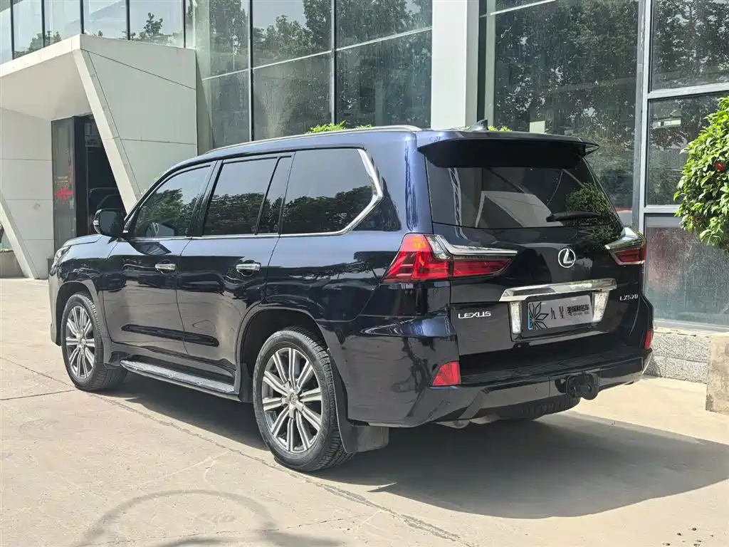 Lexus LX 570 Distinguished Luxury