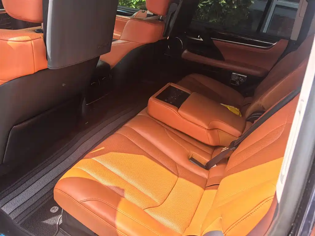 Lexus LX 570 Distinguished Luxury