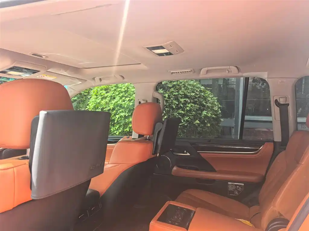 Lexus LX 570 Distinguished Luxury