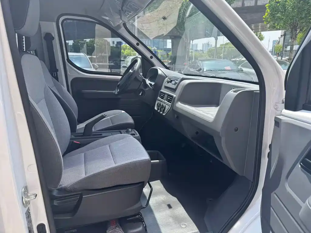 Wuling Yangguang 五菱扬光 2025款 400 km 客车版舒适型