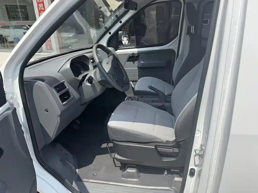 Wuling Yangguang 五菱扬光 2025款 400 km 客车版舒适型