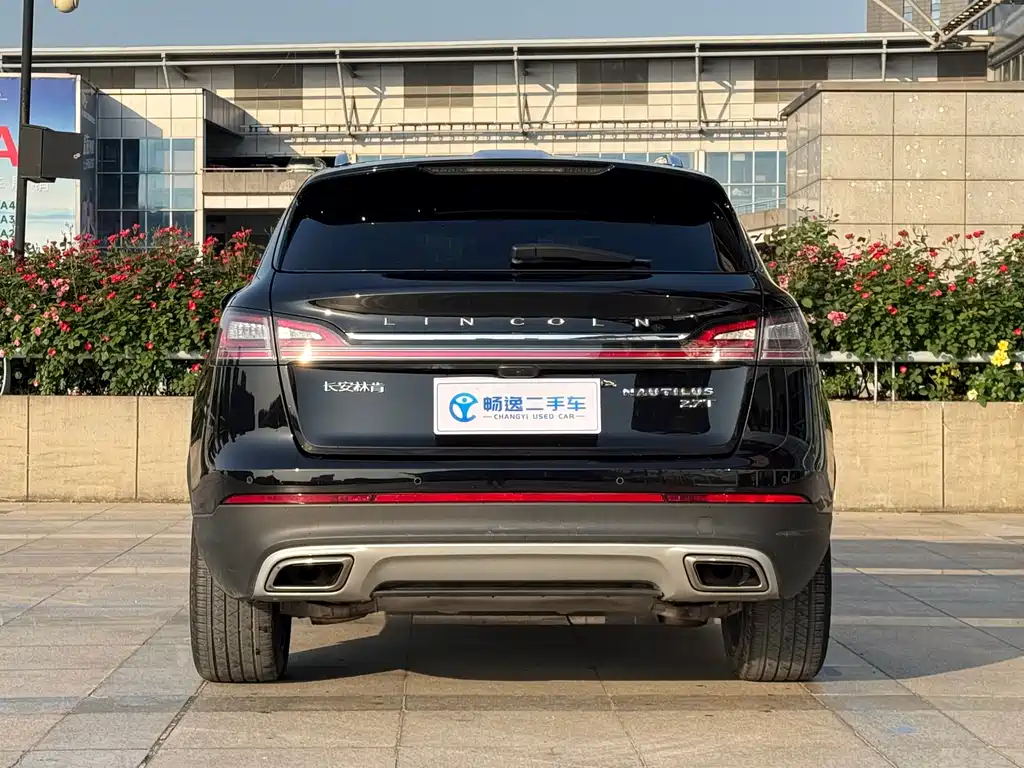 Nautilus 2.7 T 4 WD Honor Shine