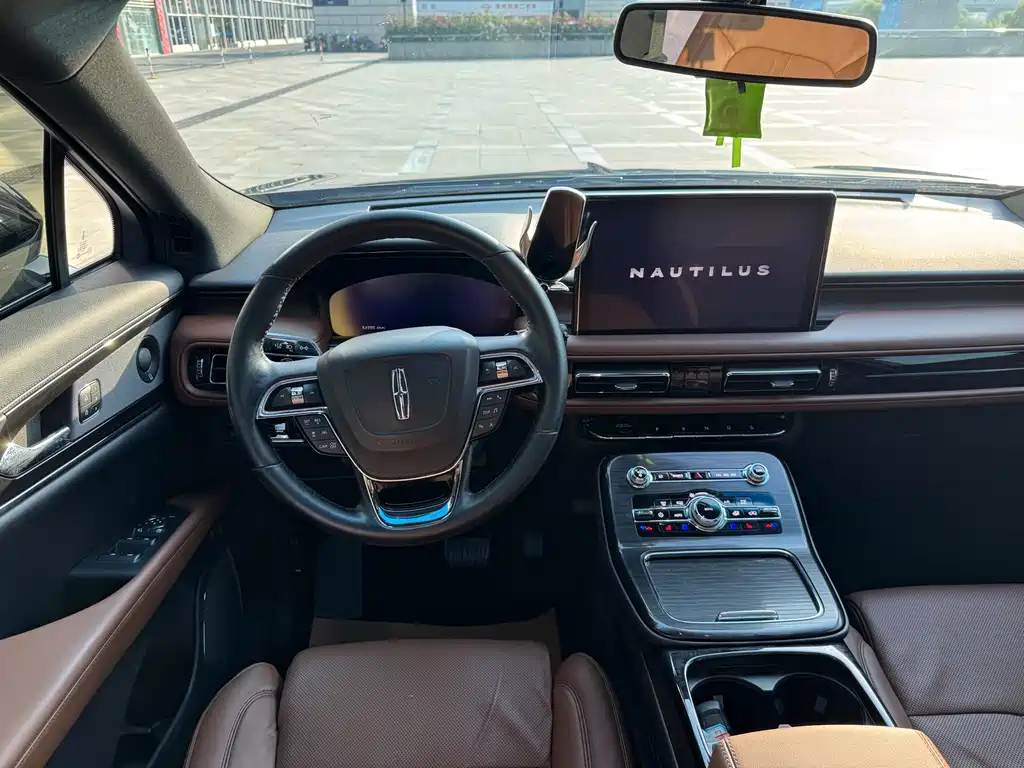Nautilus 2.7 T 4 WD Honor Shine