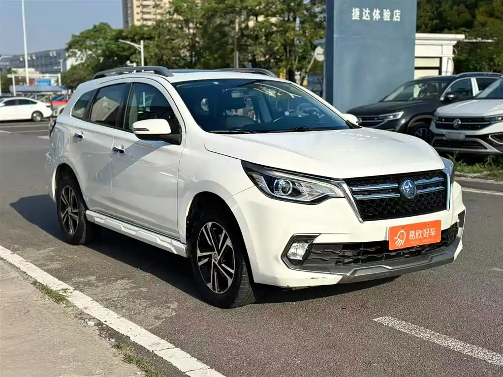 Venucia T70 2.0 L CVT Wise Enjoyment