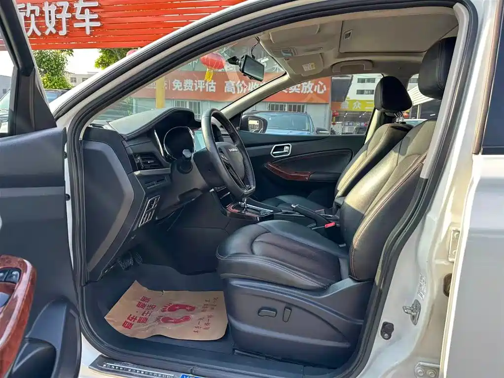 Venucia T70 2.0 L CVT Wise Enjoyment