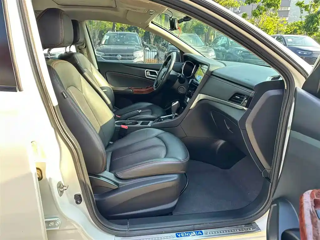 Venucia T70 2.0 L CVT Wise Enjoyment