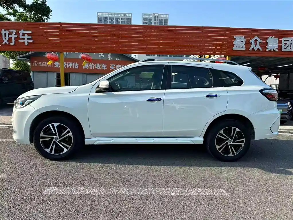 Venucia T70 2.0 L CVT Wise Enjoyment