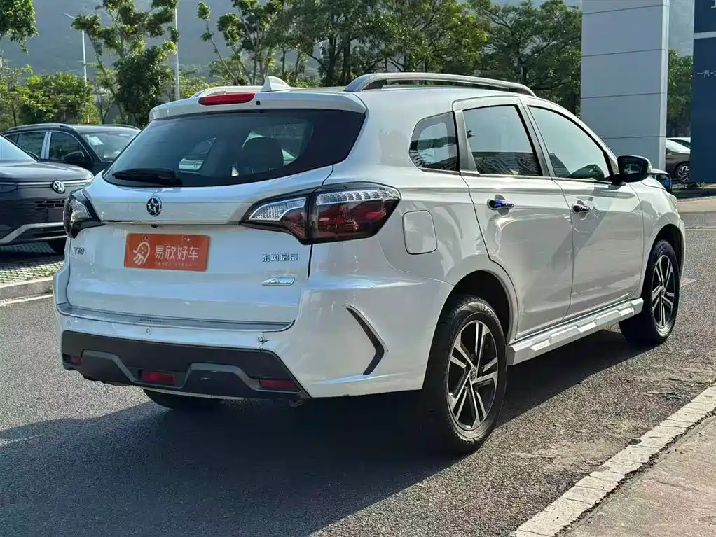 Venucia T70 2.0 L CVT Wise Enjoyment