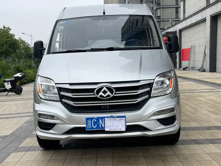Maxus Xintu V80 2.5 T Classic6-speed Manual Aoyuntong Facelift SWB Mid Roof 5 6-seat