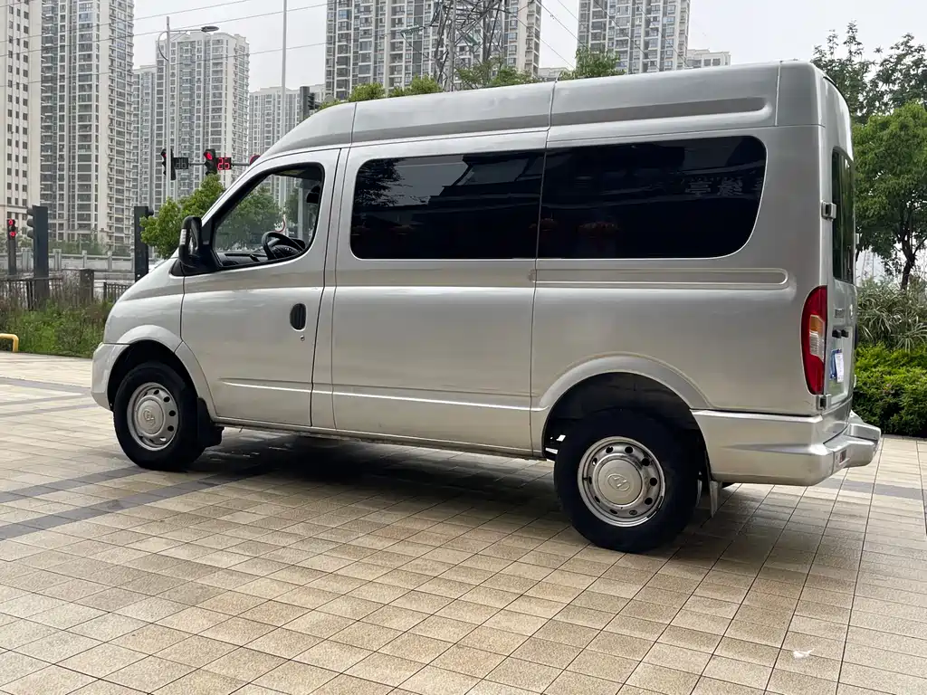 Xintu V80 2.5 T Classic6-speed Manual Aoyuntong Facelift SWB Mid Roof 5 6-seat