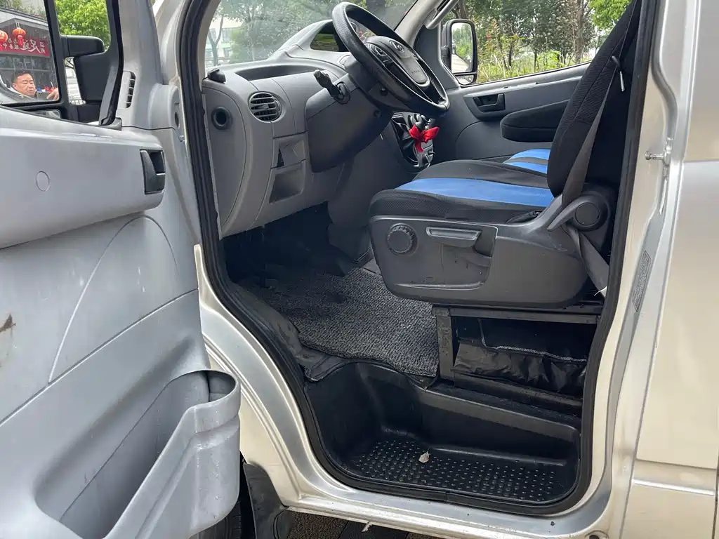 Xintu V80 2.5 T Classic6-speed Manual Aoyuntong Facelift SWB Mid Roof 5 6-seat