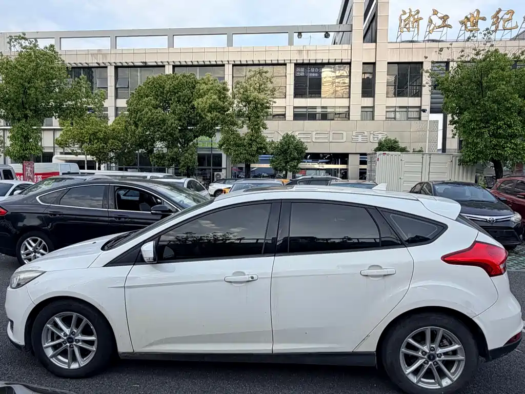 Focus Hatchback EcoBoost 125 Auto Super Style Smart Travel