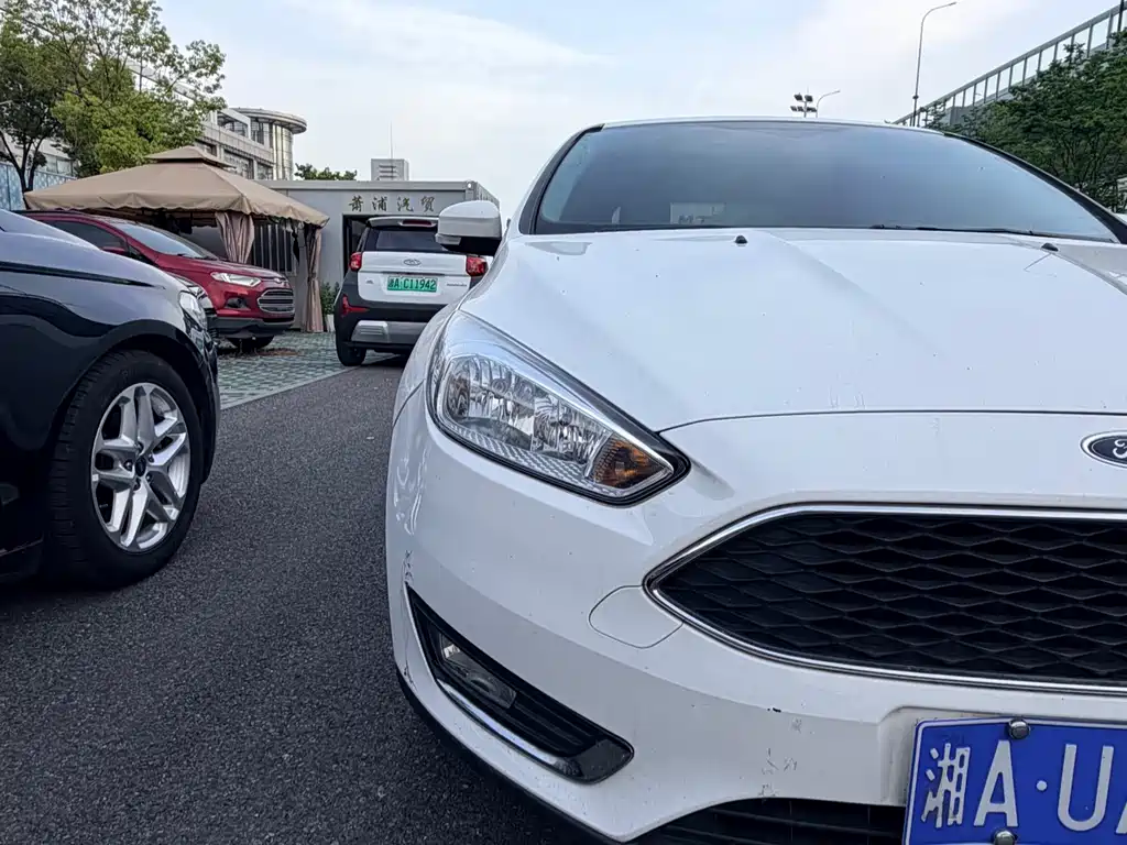 Focus Hatchback EcoBoost 125 Auto Super Style Smart Travel