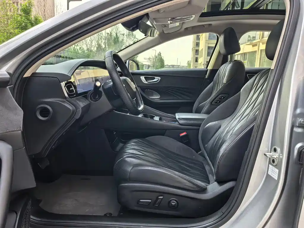Roewe D7 DMH 125 km Flagship