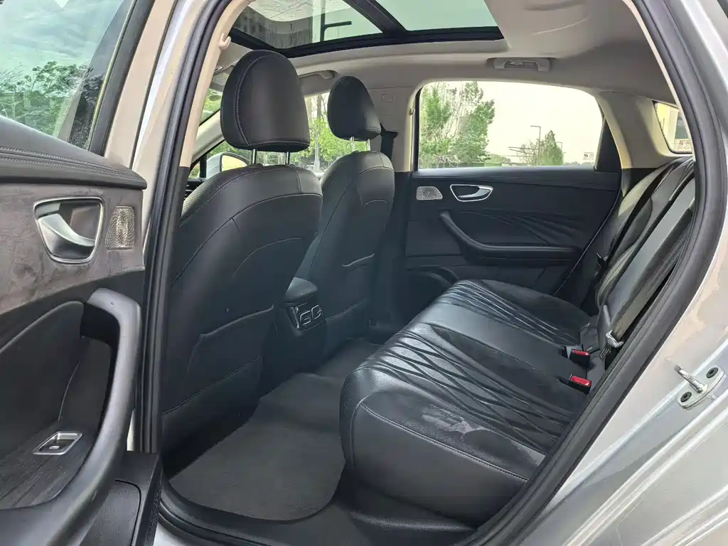 Roewe D7 DMH 125 km Flagship