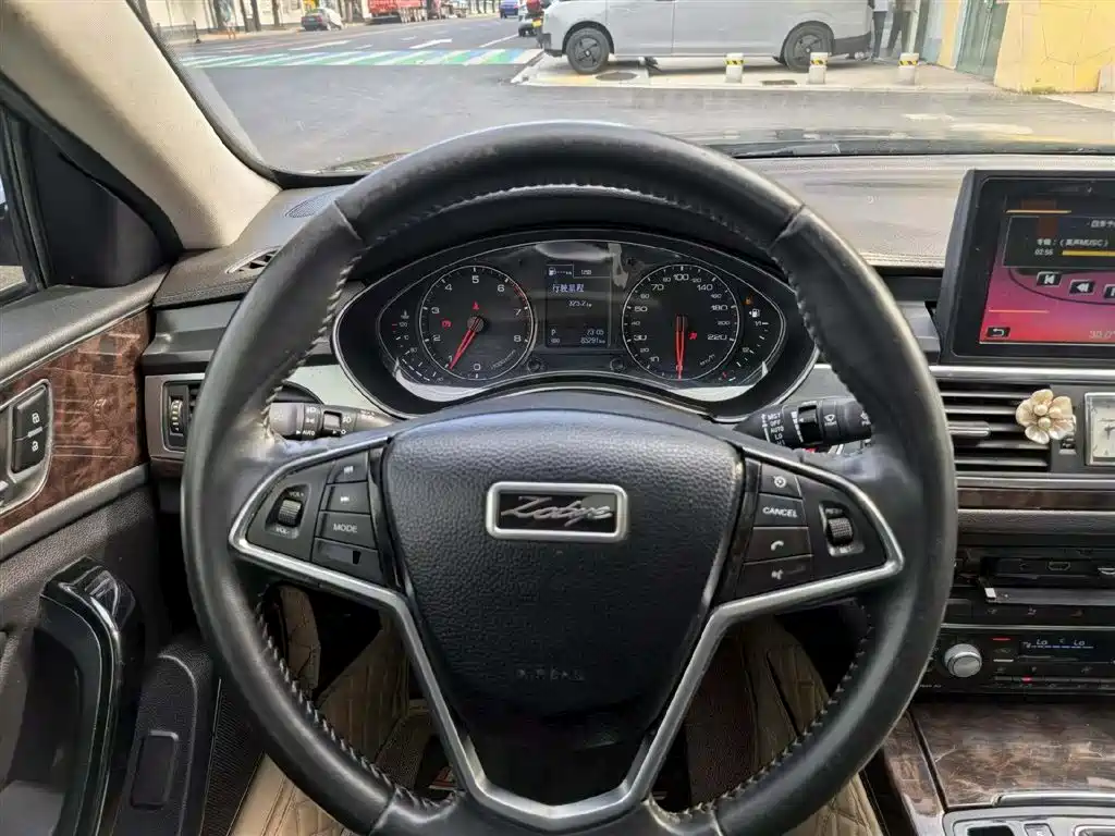 Zotye Z700 1.8 T DCT Distinguished