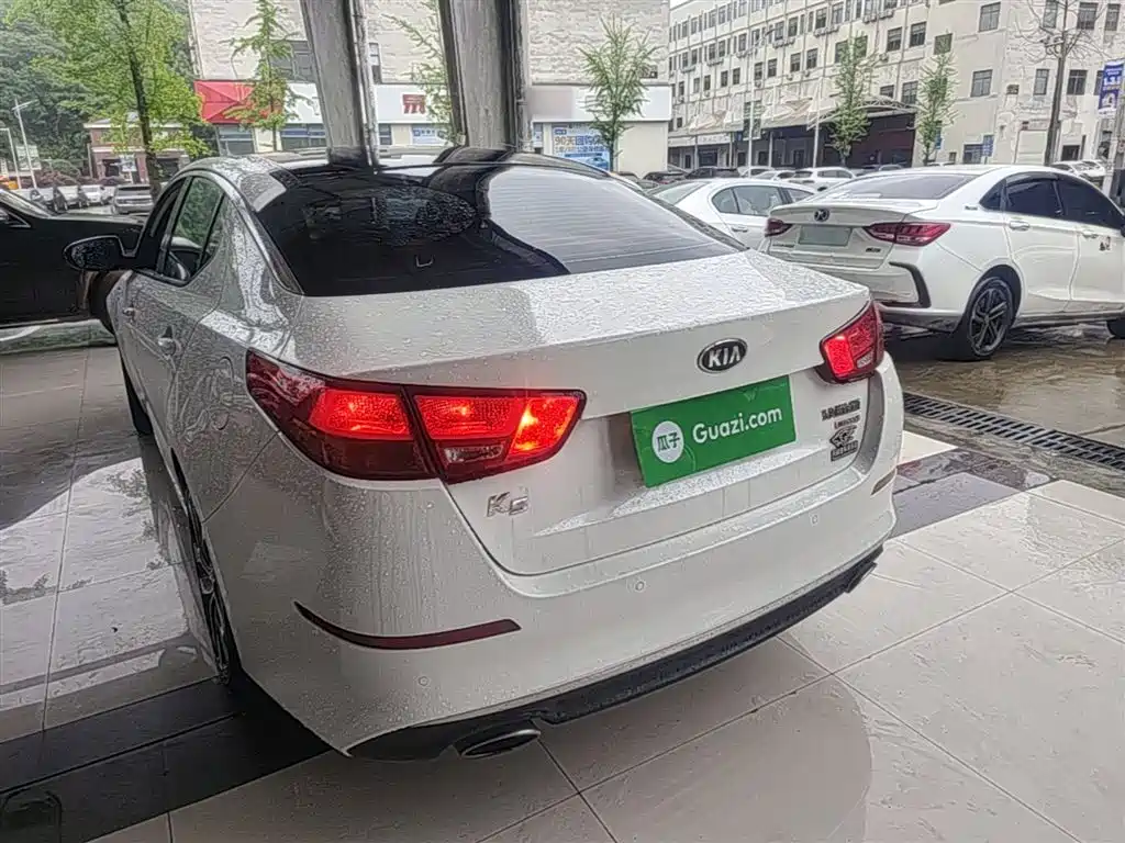 Kia K5 2.0 L Auto LUX