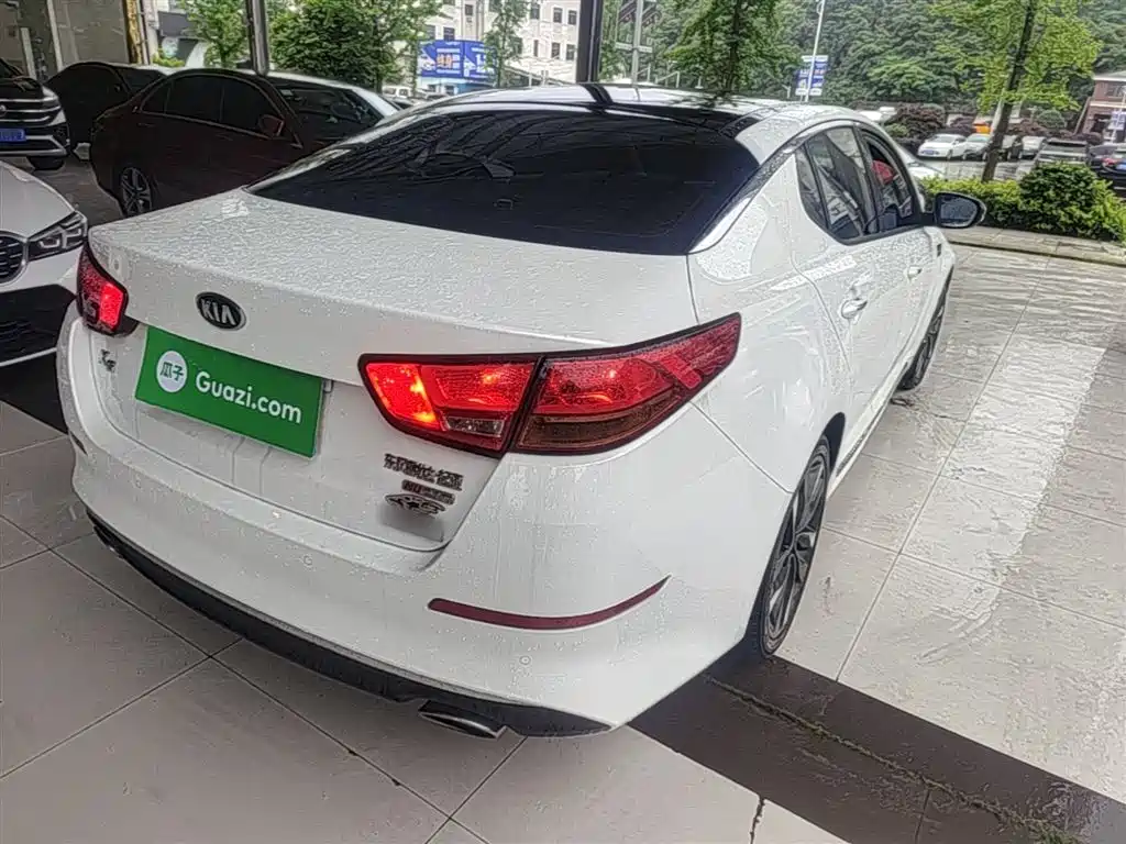 Kia K5 2.0 L Auto LUX