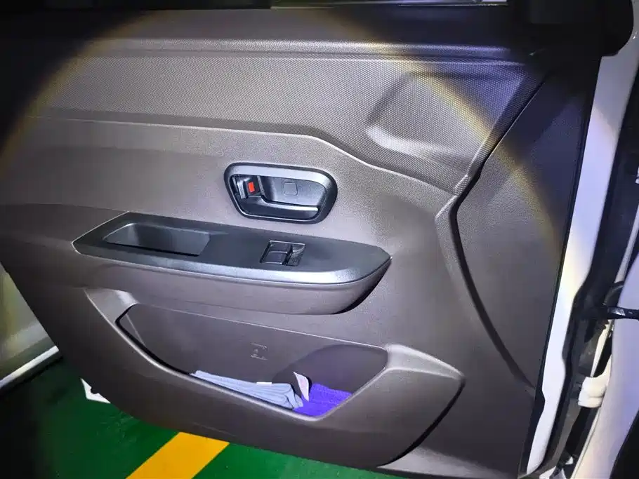 Wuling Hongguang V 1.5 L Power Enjoyment Electric Assist LAR