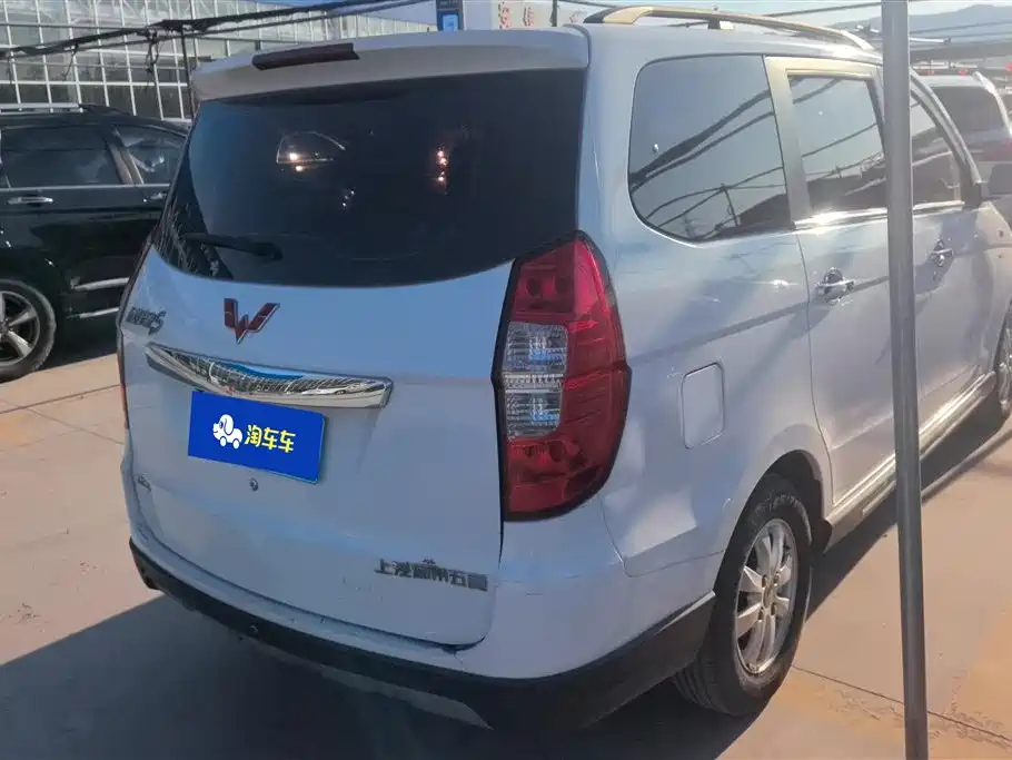 Wuling Hongguang 1.5 L S Luxury
