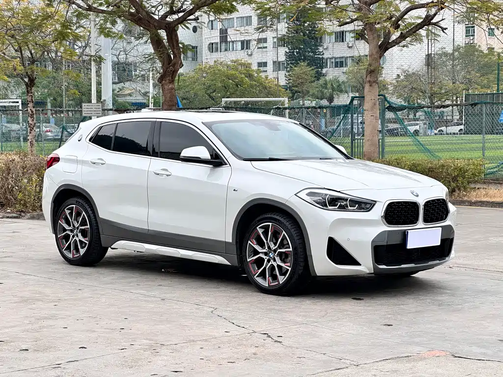 BMW X2 sDrive25 i Sharp Edge