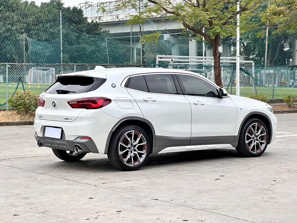 BMW X2 sDrive25 i Sharp Edge