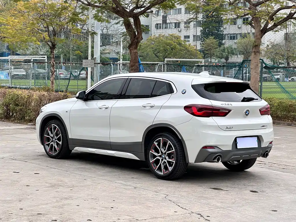 BMW X2 sDrive25 i Sharp Edge